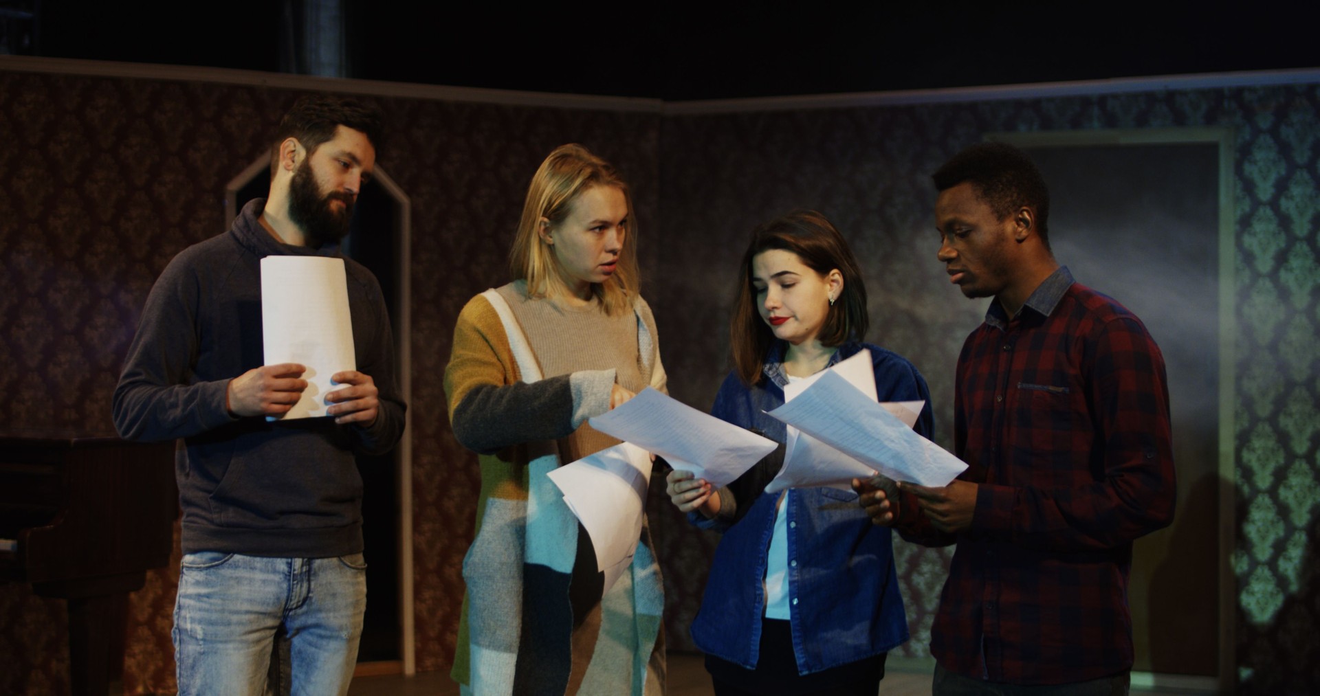 Actores argumento durante el ensayo en un teatro