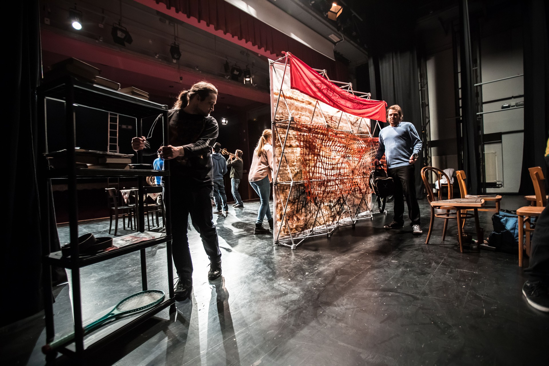 Preparando la escenografía en el escenario del teatro