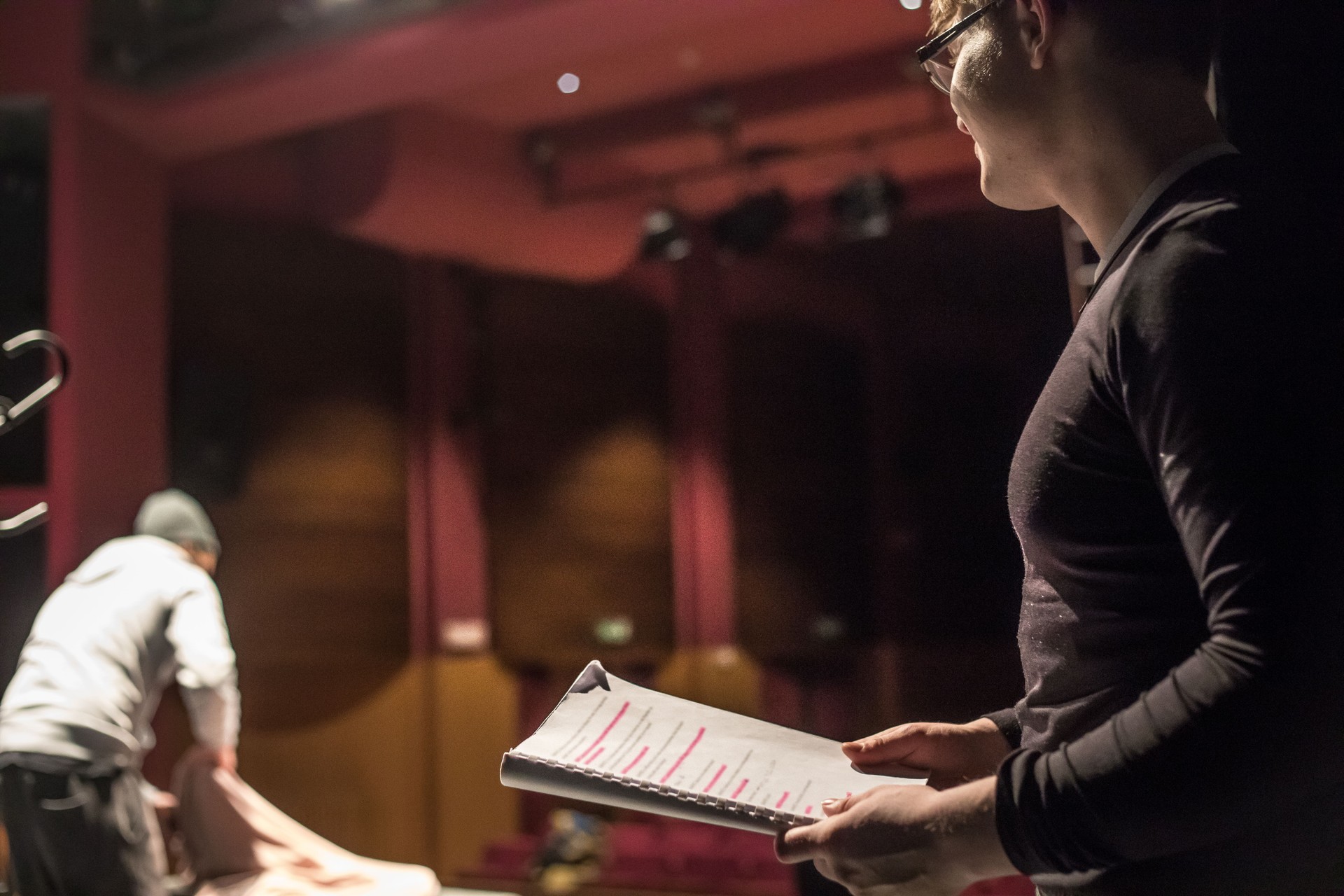 Actor con secuencia de comandos durante el ensayo teatral