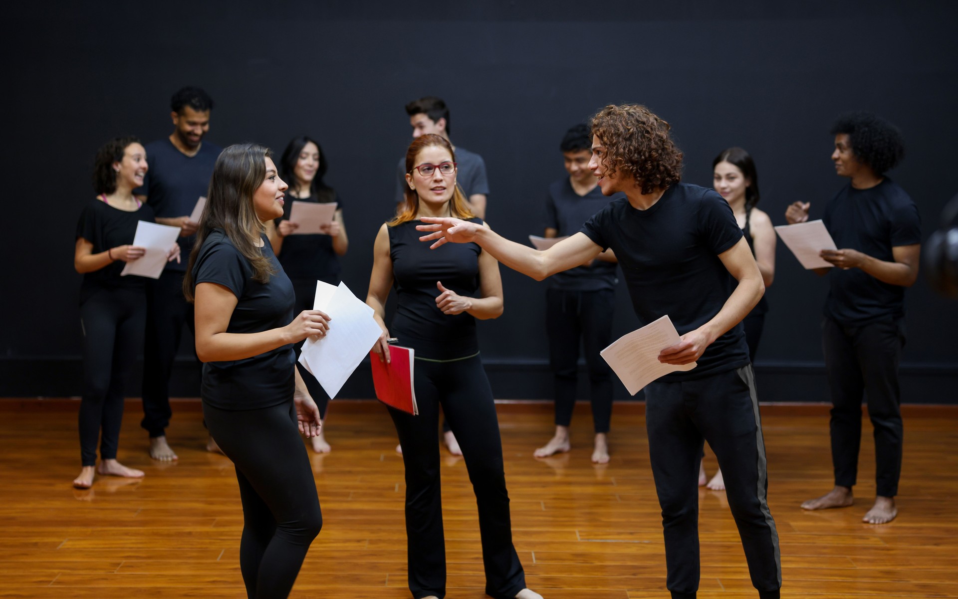 Estudiantes de actuación haciendo un ejercicio de improvisación en una clase de teatro